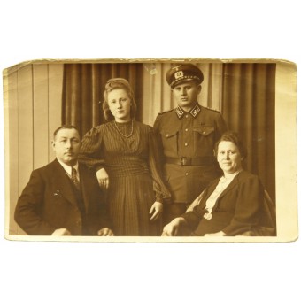 Kuva kolmannen valtakunnan rajavartiosta perheen kanssa. Espenlaub militaria